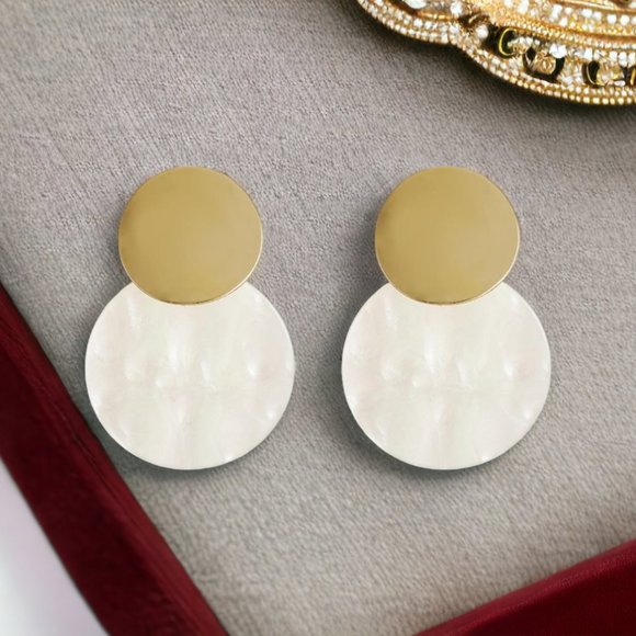 ๐๏ธ Minimalist Circle Design Earrings - Picture 4 of 5